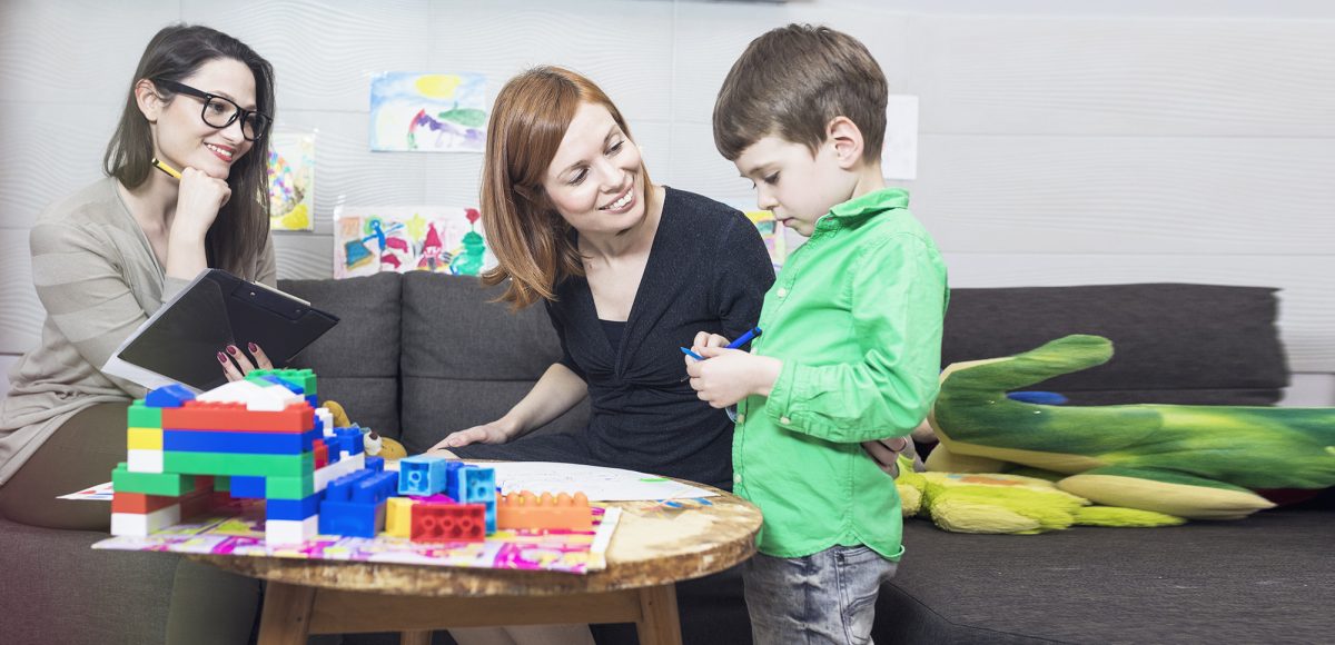 El terapeuta de salud mental trabaja con un padre y un hijo.